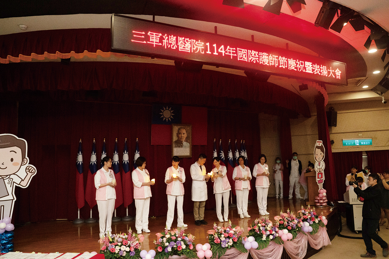 執行官彭忠衎上校與護理部主任副主任進行傳光儀式